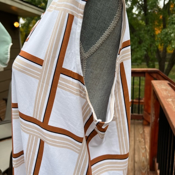 EUC Liz Claiborne tank top. Pretty gold-decorated opening in front. Plus size. - Picture 9 of 9